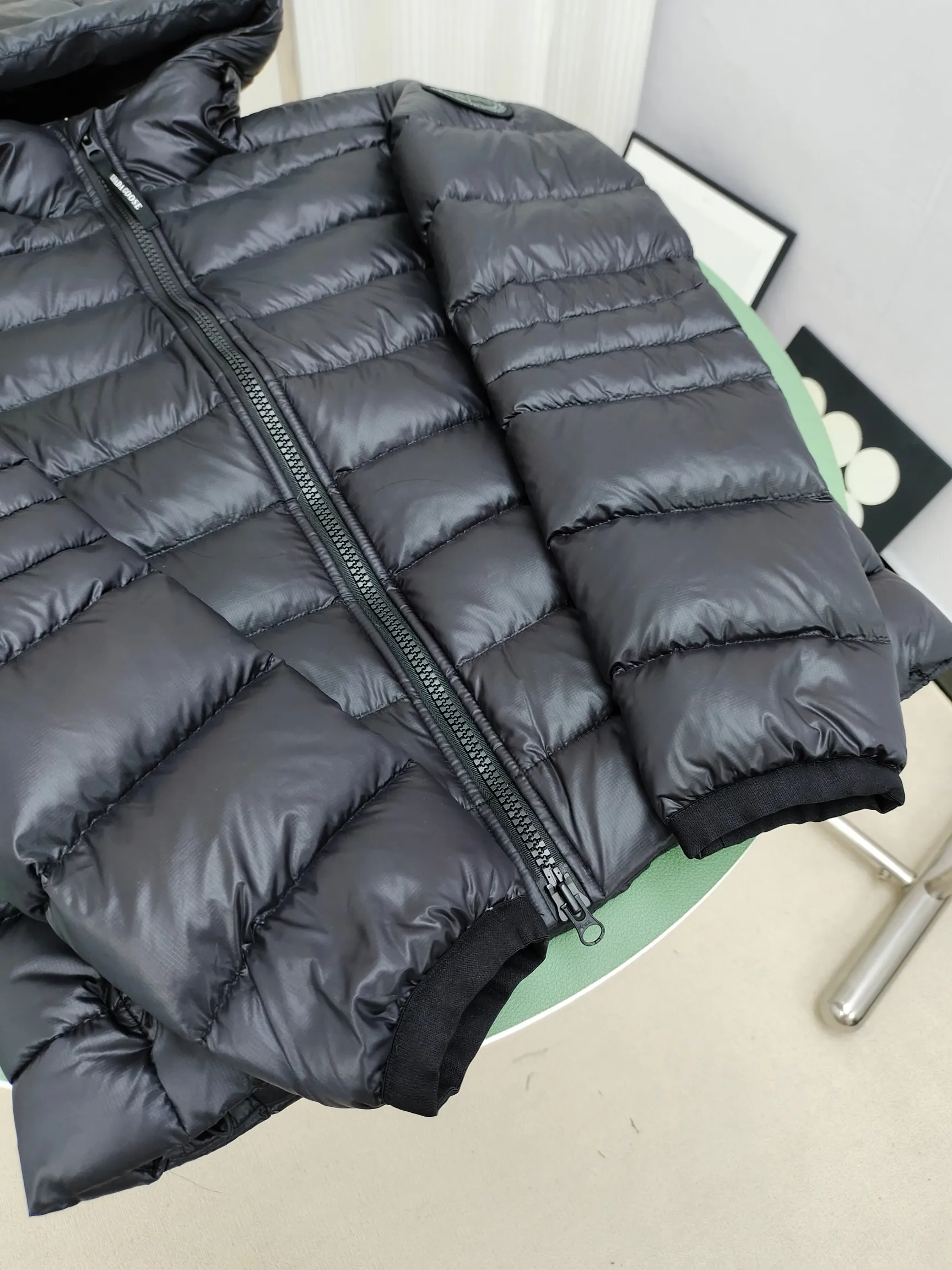 P860 ————2227MB model (high version) Canada goose Canada Goose Crofton hooded light down jacket, this is a down jacket suitable for late autumn and early winter: on cold and rainy mornings, it can be used as a layer of warmth inside the rainproof jacket, and can be worn alone in the late autumn and early winter with a little bit of coolness. Filled with white duck down. The Crofton Hooded Jacket is a versatile, lightweight and versatile piece that even packs itself in for easy transport. The inner layer has removable elastic straps, making the jacket easy to carry on the shoulder and hands-free. 2 zippered hand pockets with fleece fabric on the knuckle side for softness and warmth. Color: black with black label, black with red label, ocean blue, superoxide blue, silver birch red label, silver birch black label Size: XS-2XL